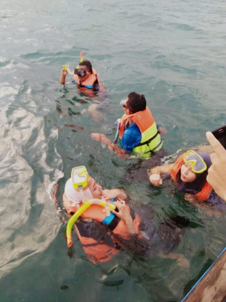 snorkeling di pulau liwungan
